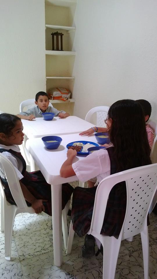 students eating 1