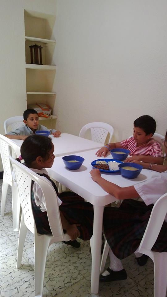 students eating 2