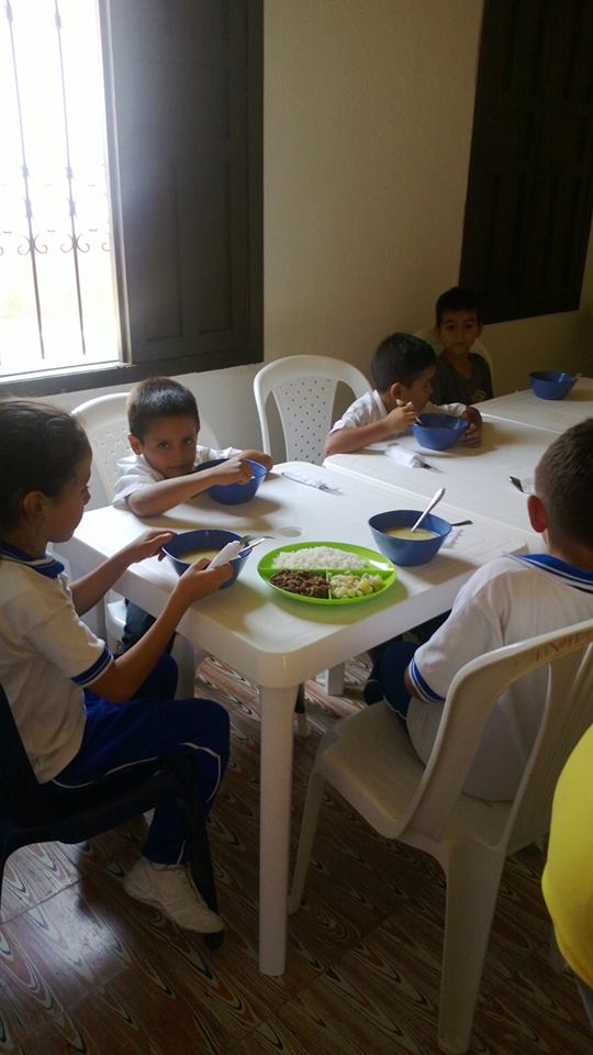 students eating 4